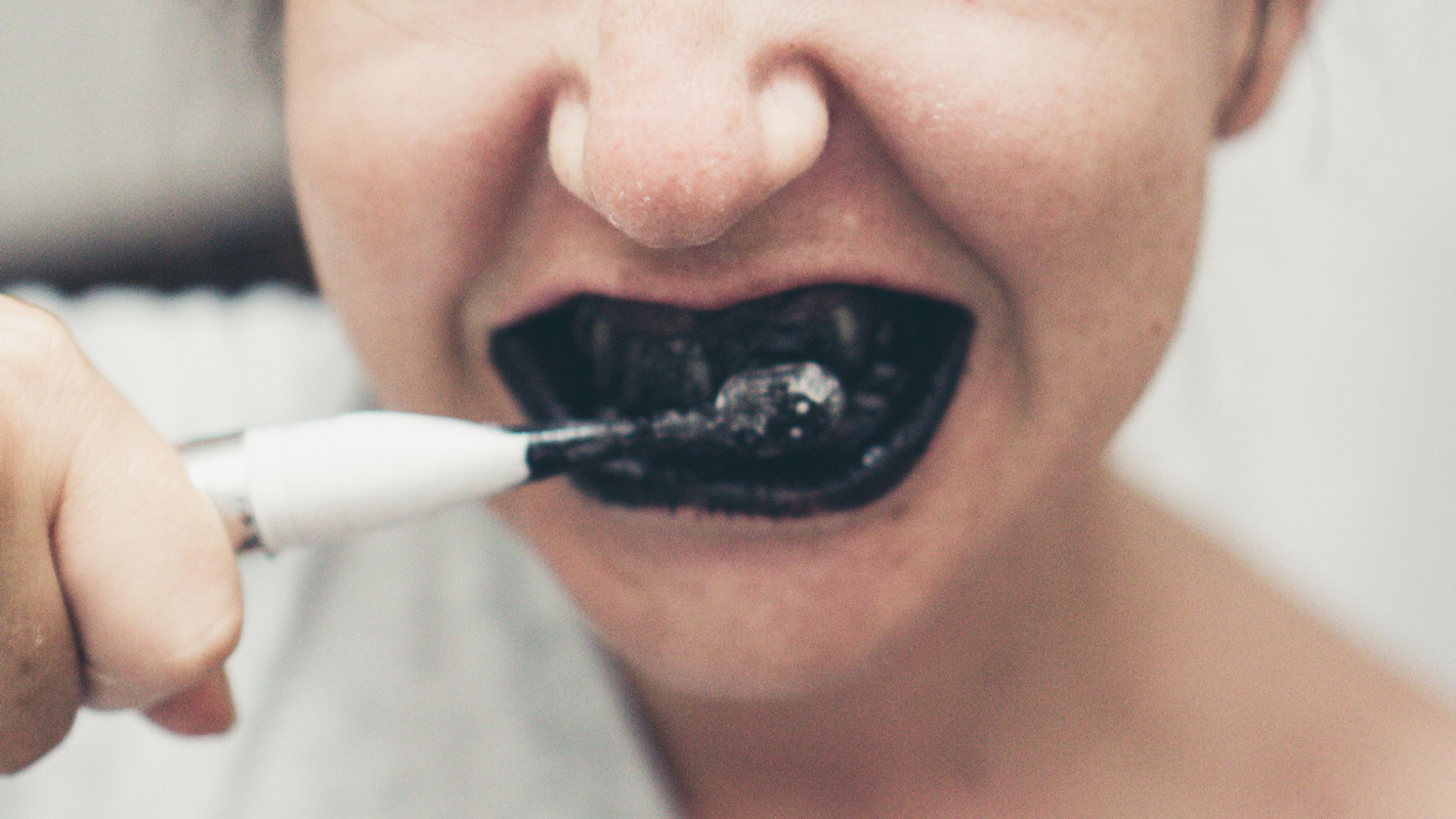 الفحم المنشط لتبييض الاسنان