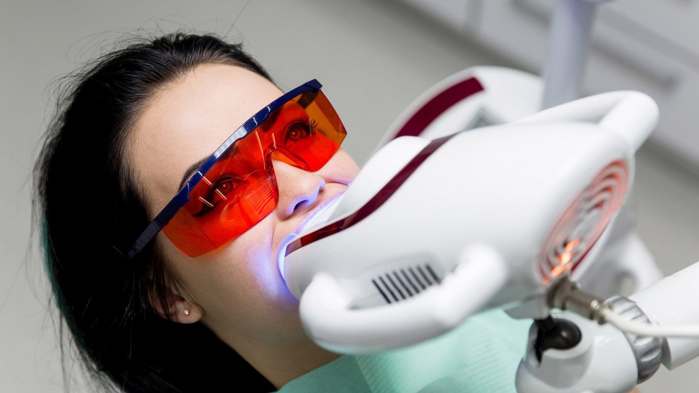 ما هي إجراءات تبييض الاسنان بالليزر؟